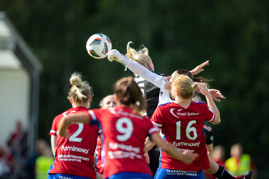 Vittsjös målvakt Sabrina D'Angelo boxar undan bollen