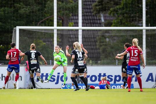 Kristianstads målvakt Melina Loeck räddar