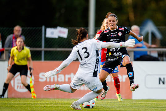 Vittsjös målvakt Sabrina D'Angelo och Kristianstads Alice
