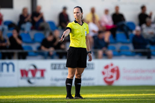 Domare Pernilla Larssonunder fotbollsmatchen i