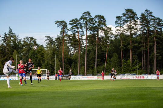 Vittsjös målvakt Sabrina D'Angelo och Clare Polkinghorn
