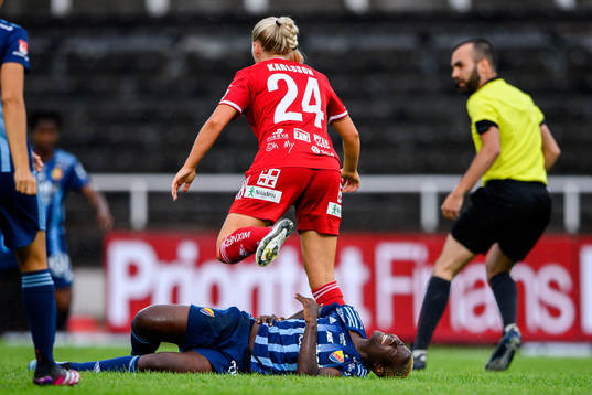 Piteås Ellen Karlsson och Djurgårdens Elizabeth Addo