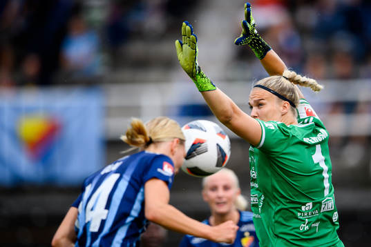 Djurgårdens Sara Olai oroar framför Piteås målvakt