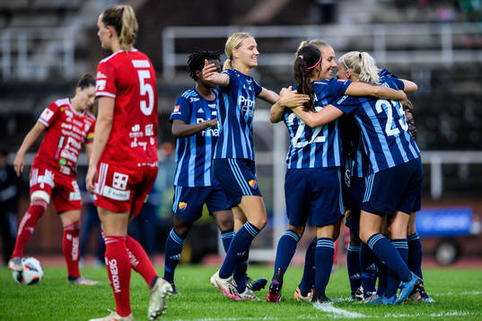 Djurgårdens Nellie Lilja jublar med lagkamrater