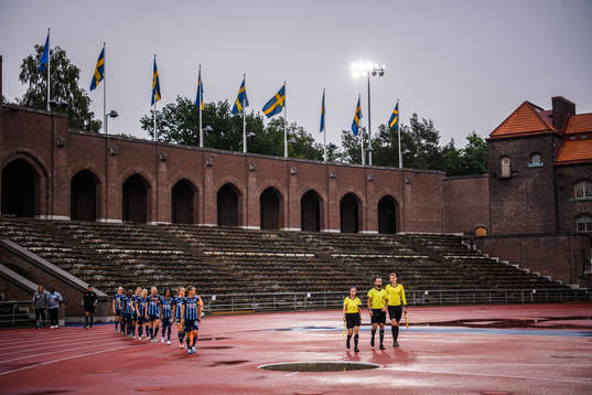 Djurgårdens spelare och domarna gör entré