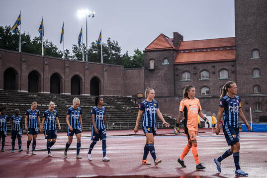 Djurgårdens spelare gör entré
