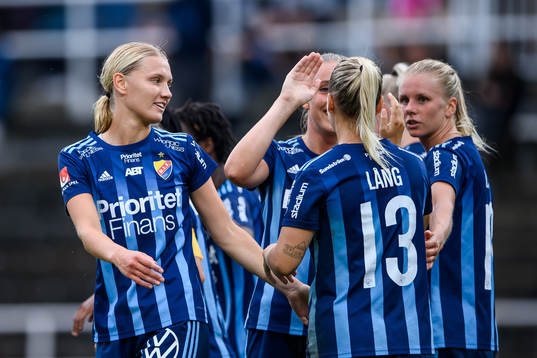 Djurgårdens Sara Olai (v) jublar