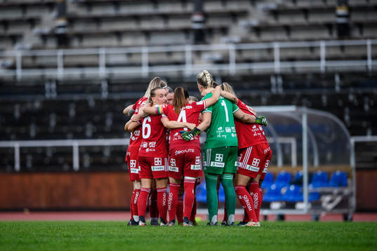 Piteås spelare samlas i en ring