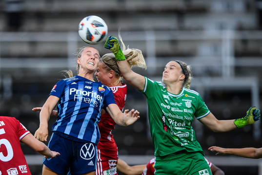 Djurgårdens Gudrun Arnadottir och Piteås målvakt Nichole