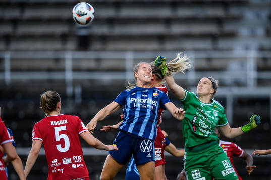 Djurgårdens Gudrun Arnadottir och Piteås målvakt Nichole