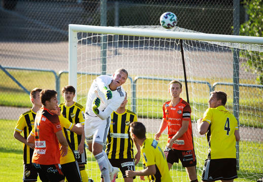 IFK Hässleholms målvakt Carl Lundahl Persson boxar undan