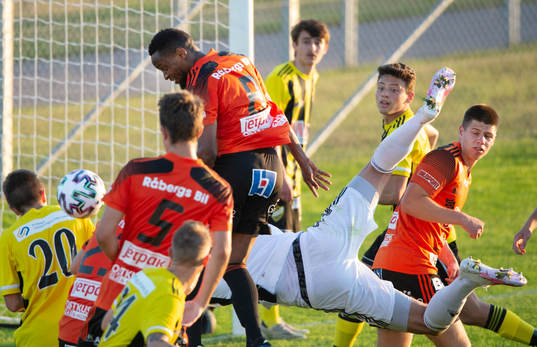 Karlskrona gör mål i matchen i division 2 mellan iFK
