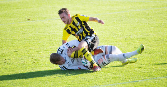 Karlskronas målvakt stoppar IFK Hässleholms  Max Sandberg