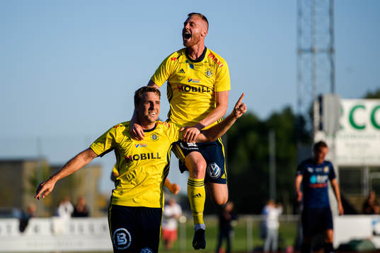 Ängelholms Johan Oremo och Anton Kinnander jublar