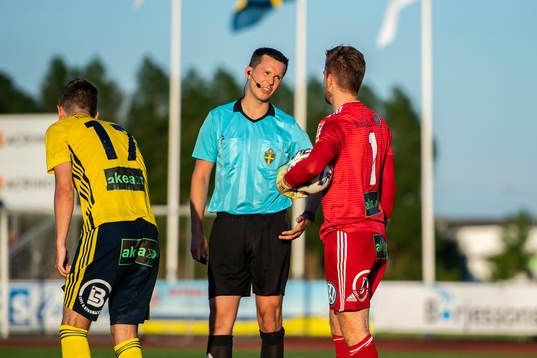 domare Ivan Prgomet i samspråk med Ängelholms målvakt