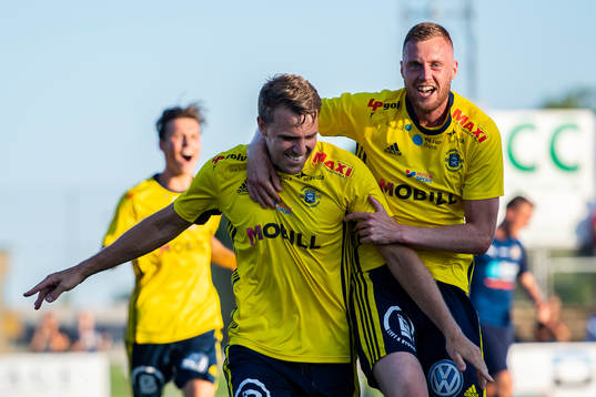 Ängelholms Johan Oremo  och Anton Kinnander  jublar
