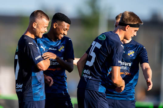 Eskilsminnes Lucas Ohlander och Josef Getachew jublar