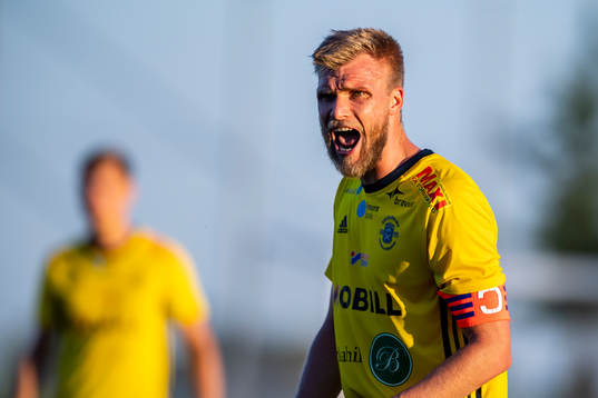 Ängelholms Robin Nilsson reagerar på ett domslut
