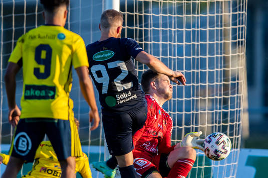 Ängelholms målvakt Robin Streifert räddar Eskilsminnes