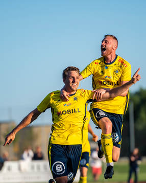 Ängelholms Johan Oremo och Anton Kinnander  jublar