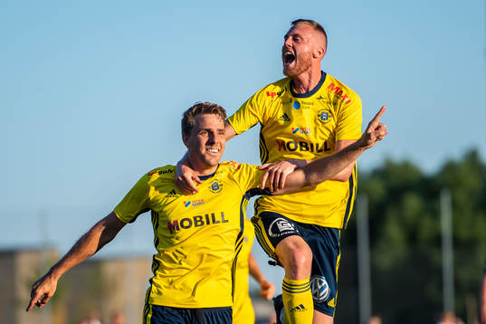 Ängelholms Johan Oremo och Anton Kinnander  jublar