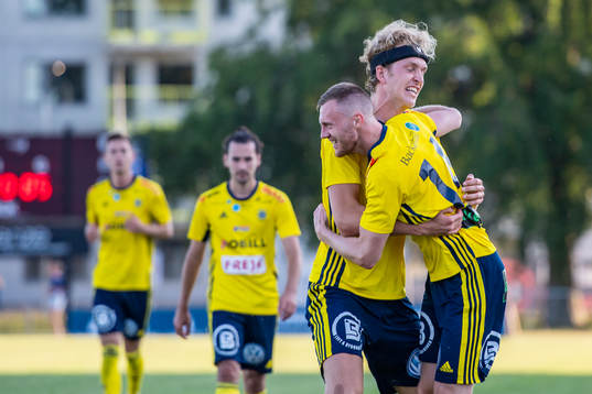 Ängelholms Erik Widén och Anton Kinnander  jublar efter1-1
