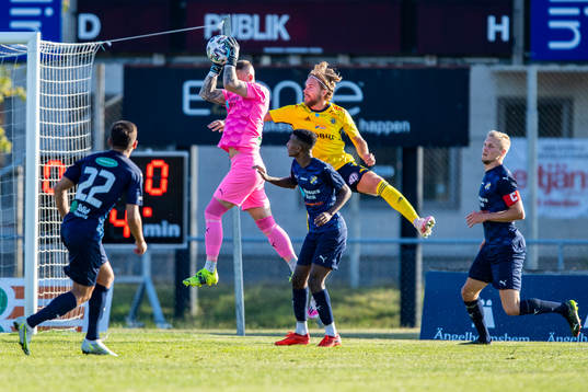 Eskilsminnes Målvakt Pontus Löfvenmarki kamp med