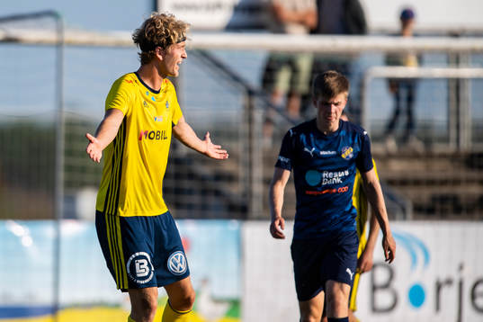 Ängelholms Erik Widén reagerar på ett domslut