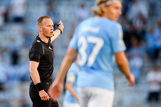 Referee Kaarlo Oskari Hämäläinen