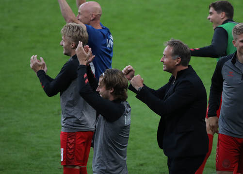 Kasper Schmeichel of Denmark celebrates the 0-1 goal