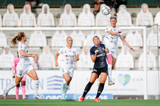 Växjös Andrea Mist Palsdottir  och Rosengårds Olivia