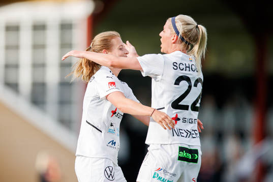 Rosengårds Anna Anvegård och Olivia Schough jublar