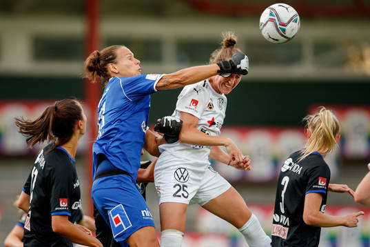 Växjös målvakt Katlynn Fraine och Rosengårds Emma