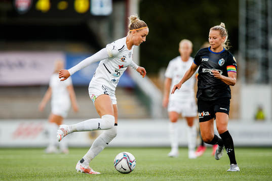 Rosengårds Sanne Troelsgaard och Växjös Emmi Alanen