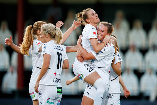 Rosengårds Emma Berglund och Stefanie Sanders jublar