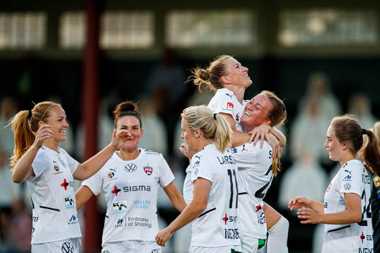 Rosengårds Emma Berglund och Stefanie Sanders jublar