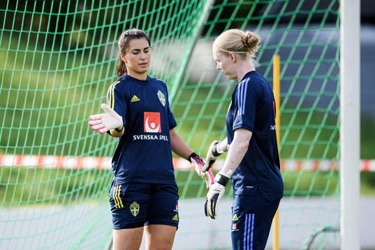 Sveriges målvakter Zecira Musovic och Hedvig Lindahl