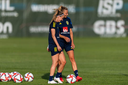 Kosovare Asllani och Sofia Jakobsson