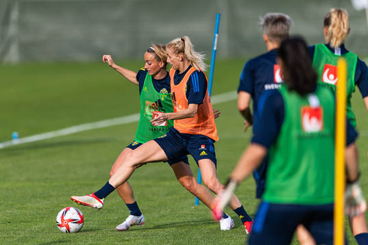 Kosovare Asllani och Sofia Jakobsson