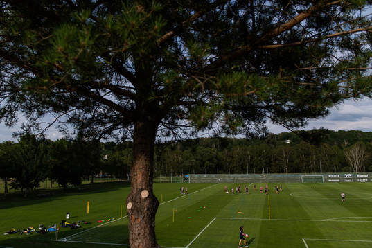 Laget tränar op gräsplanen på Gothia Park Academy