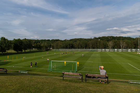 Laget tränar op gräsplanen på Gothia Park Academy