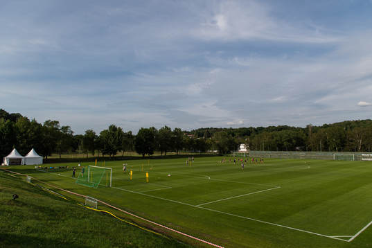 Laget tränar op gräsplanen på Gothia Park Academy