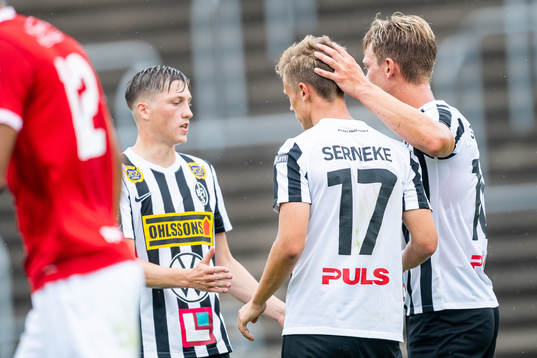 Landskronas Oscar Petersson (mitten med ryggen mot kameran)