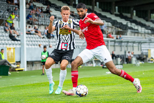 Landskronas Oscar Petersson mot B93s Abdullah Iqbal