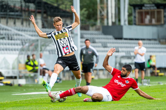 Landskronas Oscar Petersson mot B93s Abdullah Iqbal