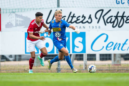 B93s Milan Silva Rasmussen mot Landskronas målvakt Svante