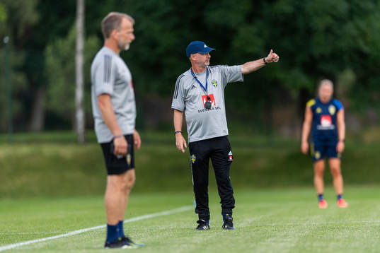 Förbundskapten Peter Gerhardsson ger tummen upp