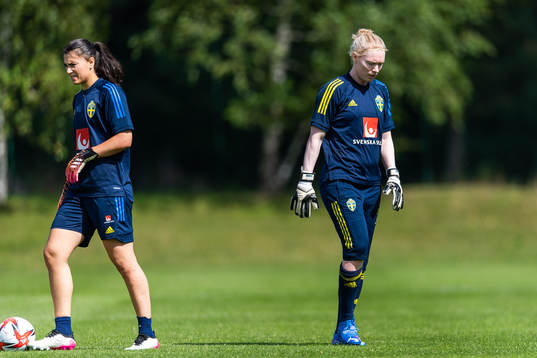 Målvakt Zecira Musovic och målvakt Hedvig Lindahl