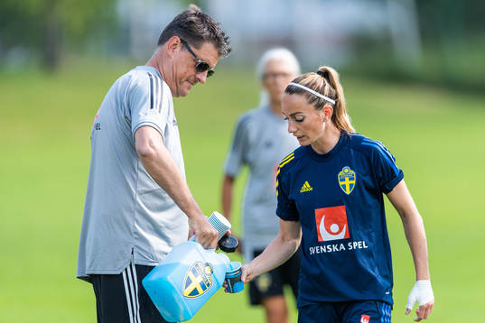 Läkare Mats Börjesson häller upp dricka till Kosovare