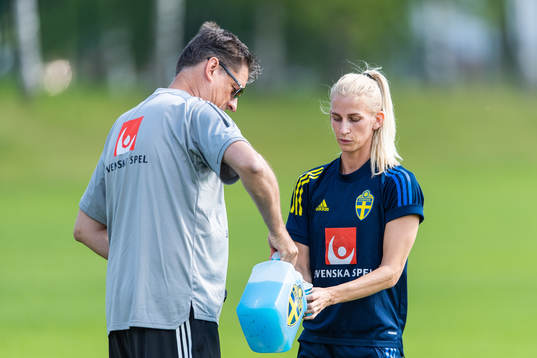 Läkare Mats Börjesson häller upp dricka till Sofia